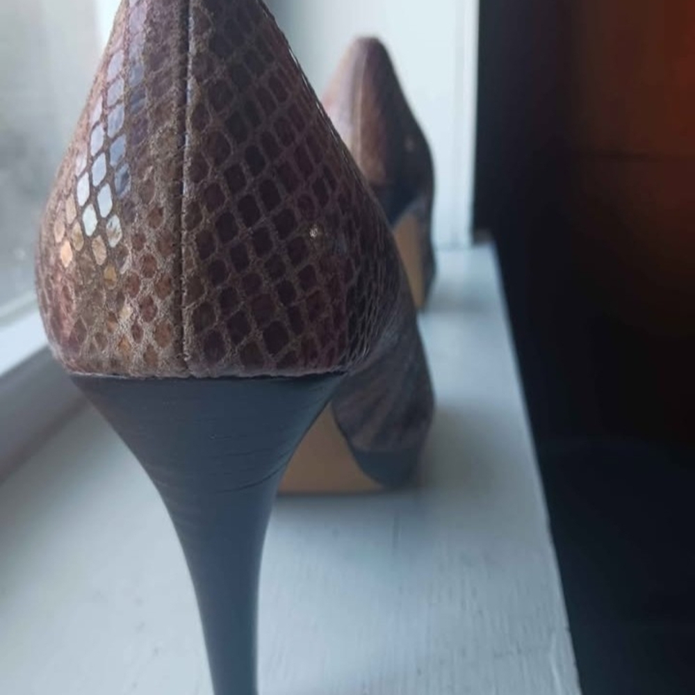 Chic Snakeskin Patterned Heels - Picture 4 of 4